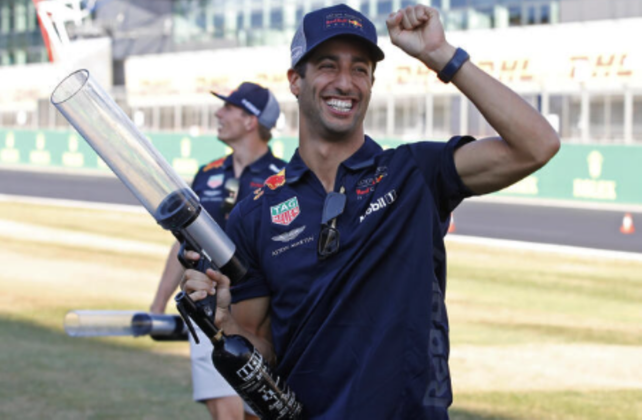 Der Red Bull Daniel Ricciardo mit einem t-shirt Kanone während der paddock Tag des Grand Prix von Großbritannien 2018 in Silverstone Circuit, Towcester. (Groß)