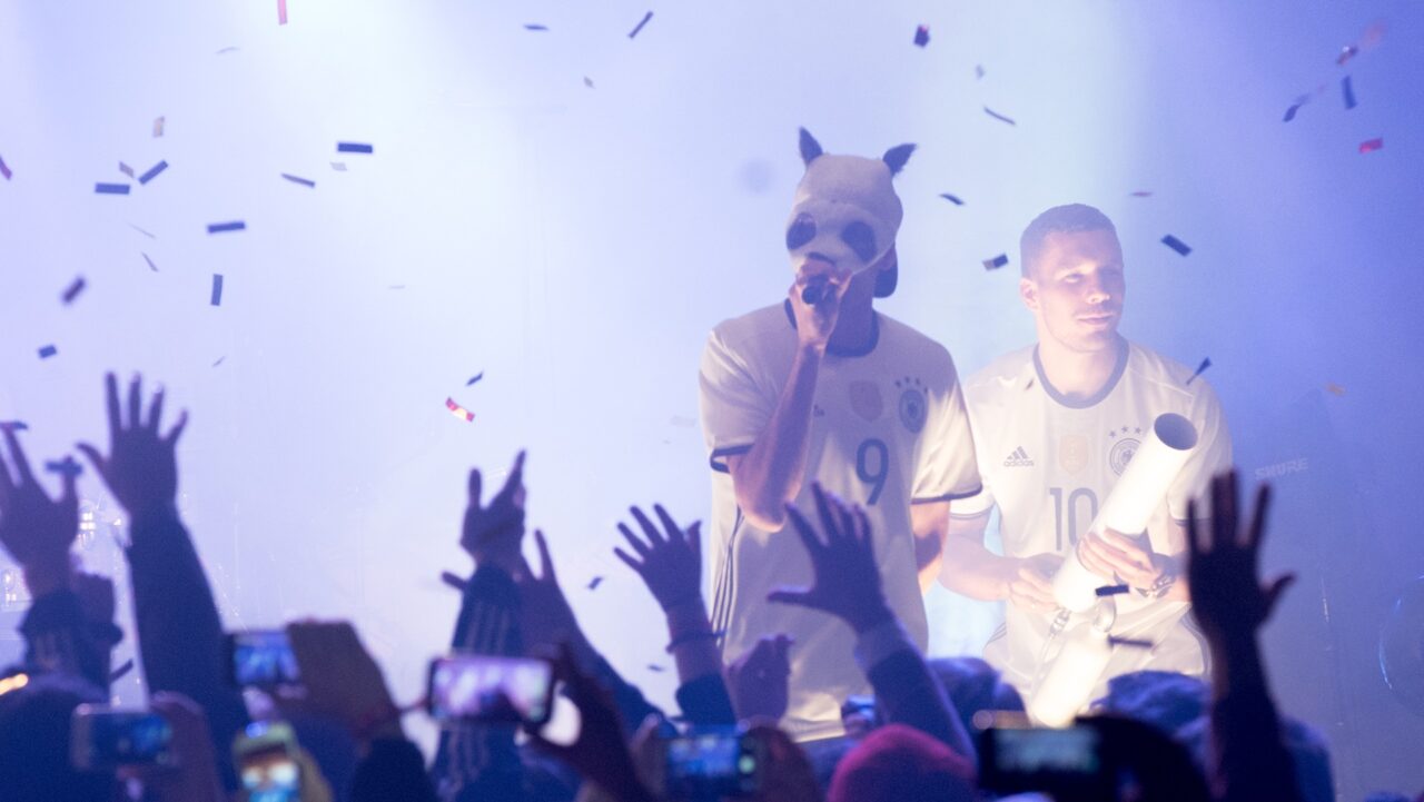 Rapper Cro und Nationalspieler Likas Podolski mit T-Shirt Kanone die Mannschaft
